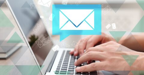 Jak mají vypadat konverzní e-maily: osvědčená strategie pro rok 2026 konverzni-e-mail-ruce-na-klavesnici